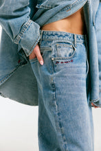 Load image into Gallery viewer, SABBI BARREL LEG JEANS