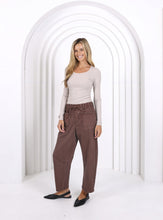 Load image into Gallery viewer, MONACO LEO BARREL JEANS - CHOCOLATE