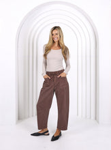 Load image into Gallery viewer, MONACO LEO BARREL JEANS - CHOCOLATE