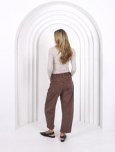 Load image into Gallery viewer, MONACO LEO BARREL JEANS - CHOCOLATE