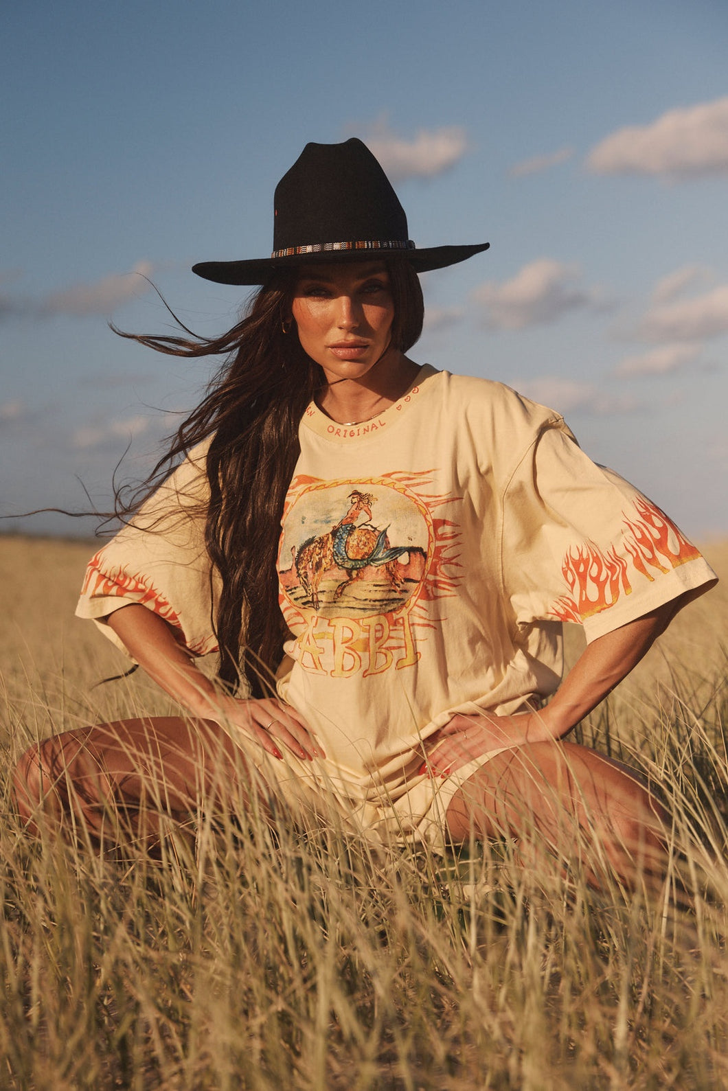 THE FLAMING COWBOY TEE - SAND