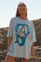 Load image into Gallery viewer, THE RESTING BEACH FACE TEE - SKY

