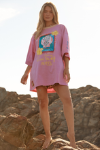 Load image into Gallery viewer, THE SEAS THE DAY HOTEL TEE - MUSK PINK
